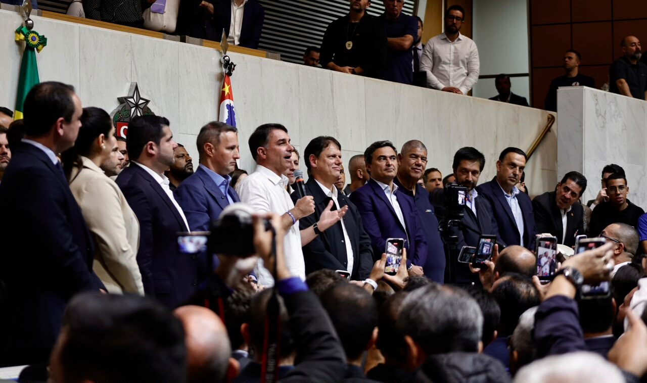 Tarcísio de Freitas critica governo federal e consolida apoio a Flávio Bolsonaro em SP