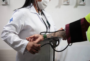 Verba do SUS via emendas parlamentares prioriza material de escritório sobre equipamentos médicos