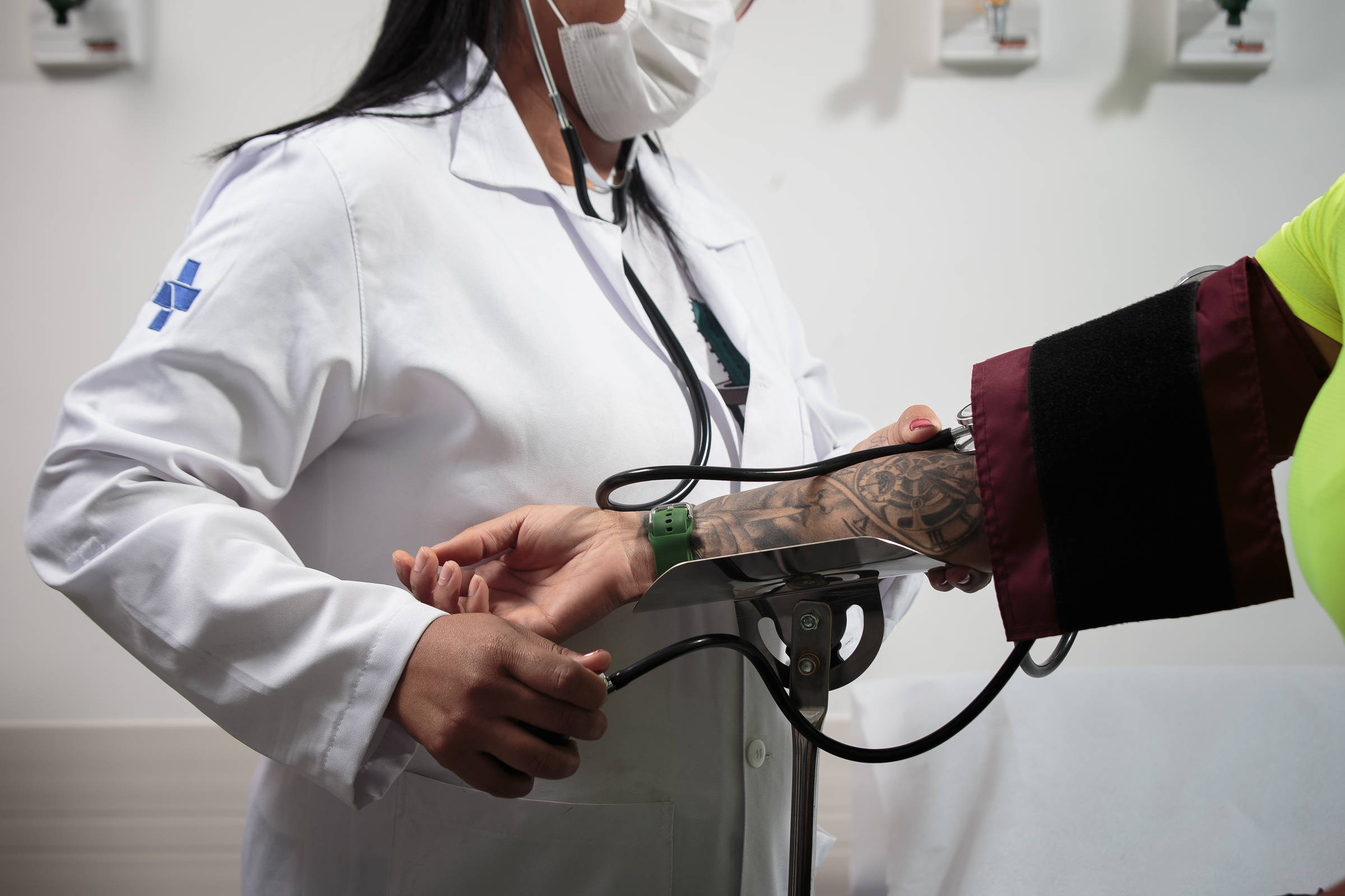Verba do SUS via emendas parlamentares prioriza material de escritório sobre equipamentos médicos