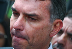 Flávio Bolsonaro levanta suspeitas sobre urnas eletrônicas em reunião com diplomatas