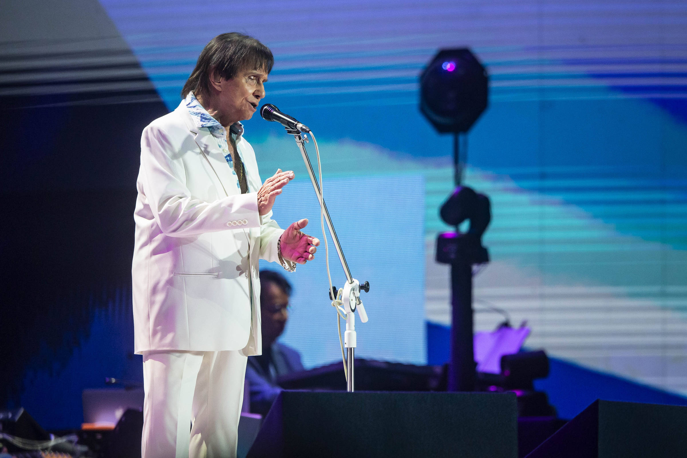 Entenda a cirurgia de vesícula que será realizada pelo cantor Roberto Carlos