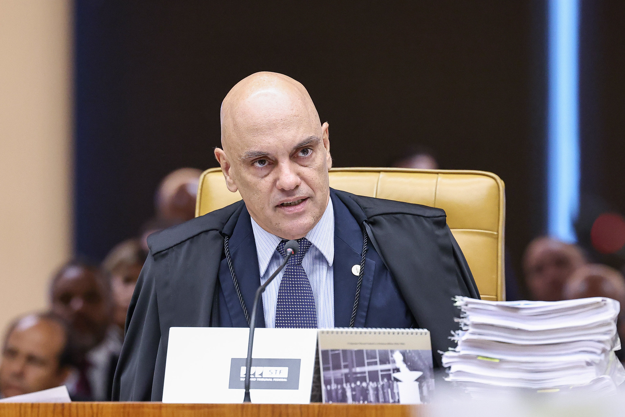 Análise jurídica aponta falhas e impactos em novas restrições de Moraes a Bolsonaro e Flávio