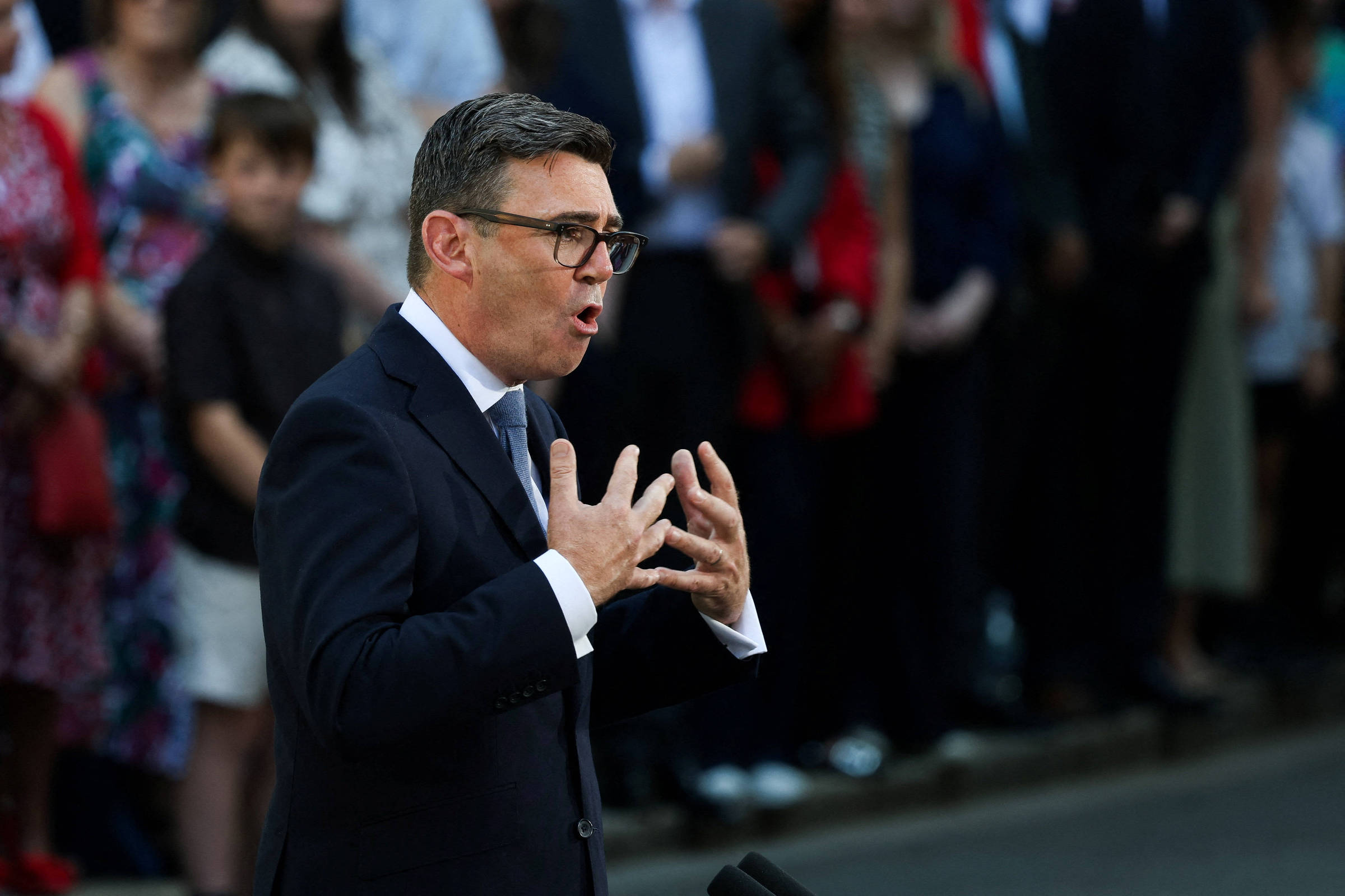Andy Burnham, novo premiê britânico, modera discurso sobre reversão do Brexit