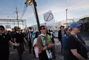 Multas milionárias do governo Trump buscam forçar autodeportação de imigrantes