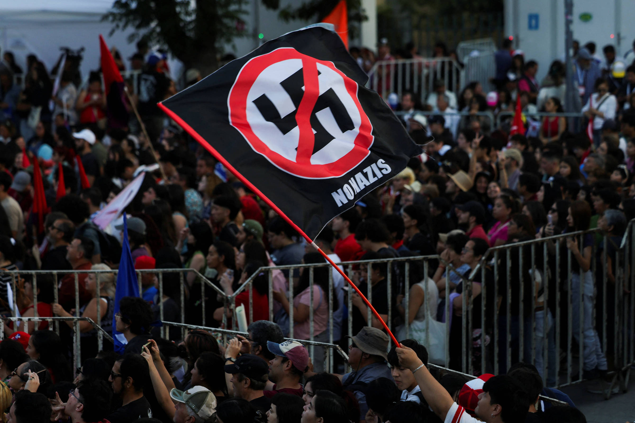 Obsessão com a decadência: como a narrativa histórica impulsiona o autoritarismo moderno