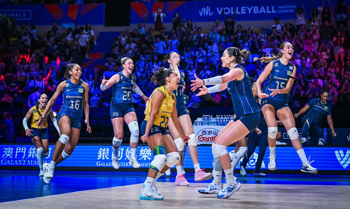 Seleção feminina de vôlei do Brasil vence Itália e garante vaga na final da Liga das Nações