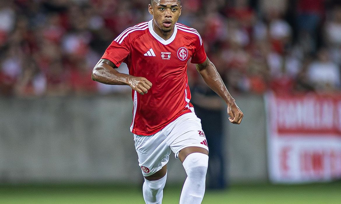 STJD suspende Victor Gabriel do Internacional por grave lesão em Gabriel Pec