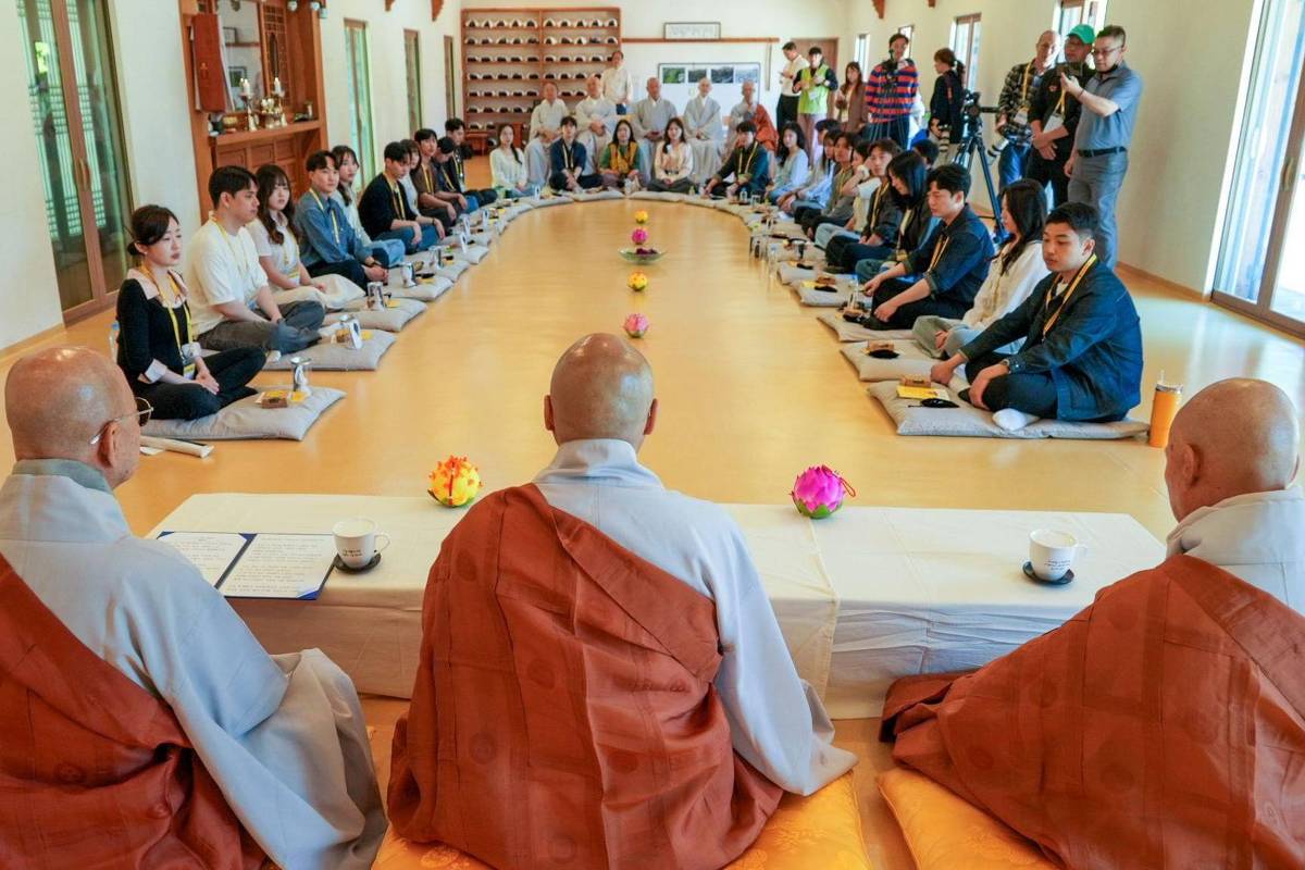 Templo budista na Coreia do Sul promove retiro para solteiros em meio à crise demográfica