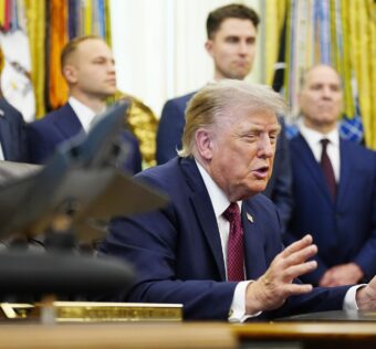 Trump anuncia 'pausa' em conflito com Irã e desmente falta de munição americana