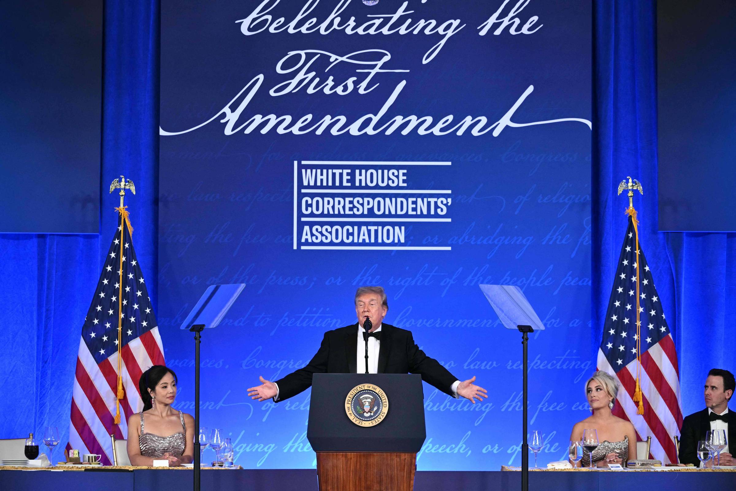 Trump reage a atentado e defende debate público em jantar com jornalistas