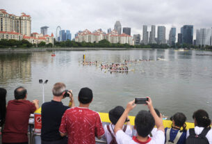 Turista francês é multado em Singapura por lamber canudo e viralizar nas redes