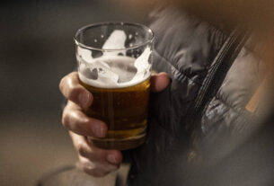 Abstinência de álcool pode elevar risco de consumo compulsivo, aponta estudo