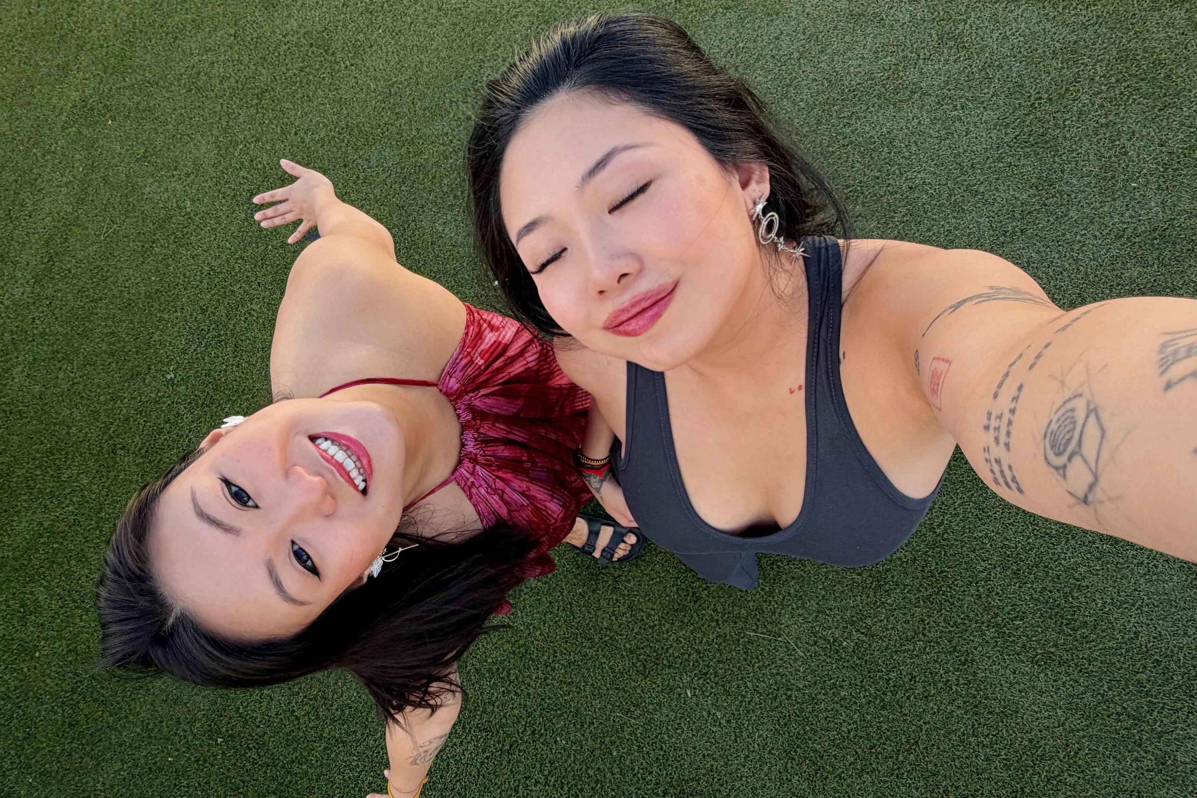 Amigas de infância se casam e redefinem o conceito de parceria de vida em Los Angeles