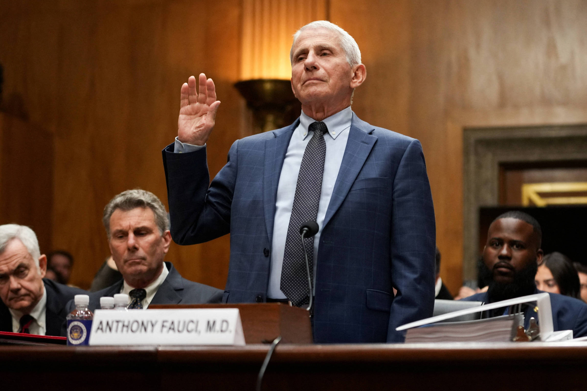 Anthony Fauci enfrenta moção de desacato aprovada por comissão do Senado dos EUA