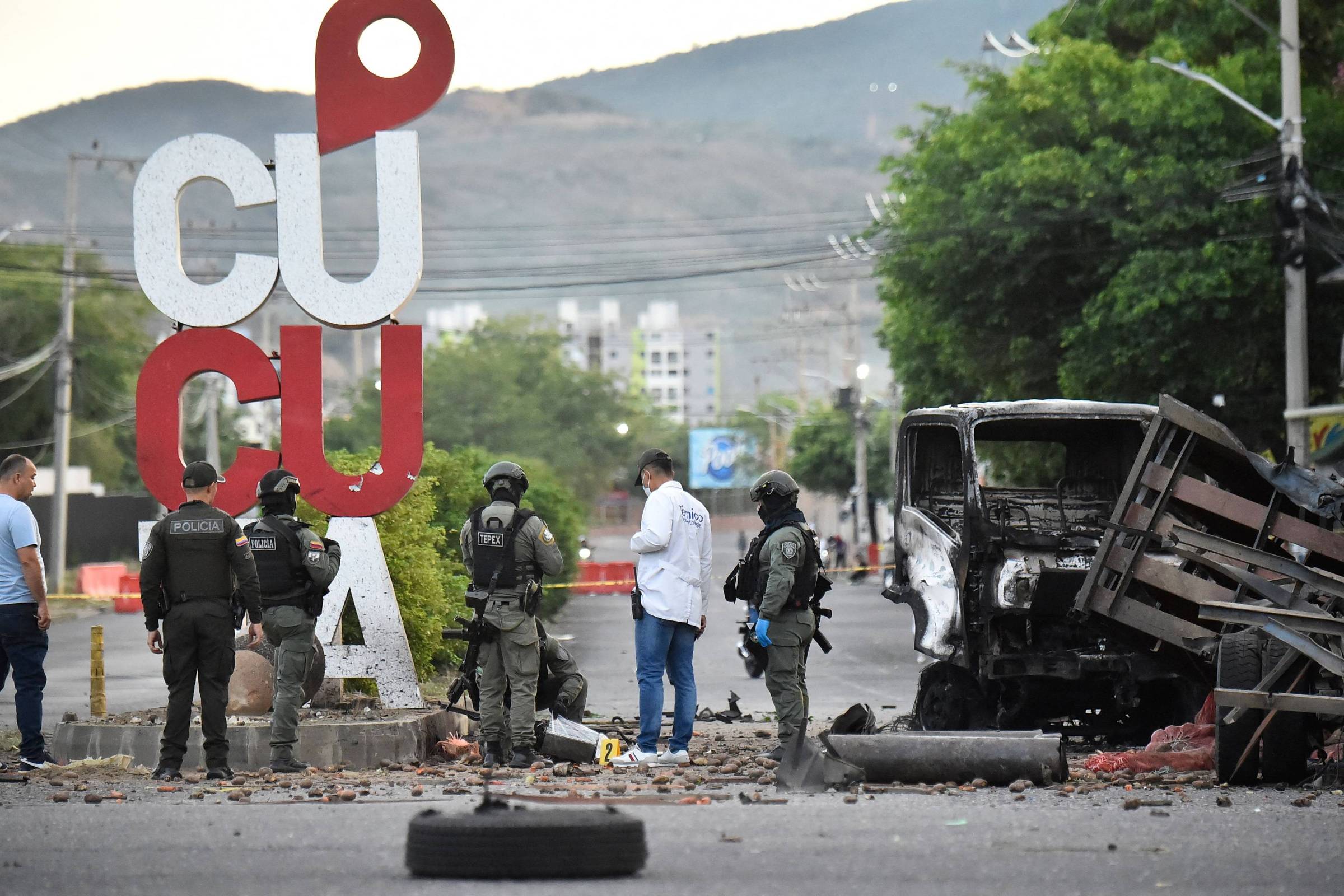 Ataque com caminhão-bomba fere 11 em Cúcuta e tensiona posse presidencial na Colômbia