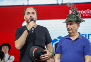 Candidatura de Carlos Bolsonaro ao Senado em Santa Catarina enfrenta desafio nas urnas