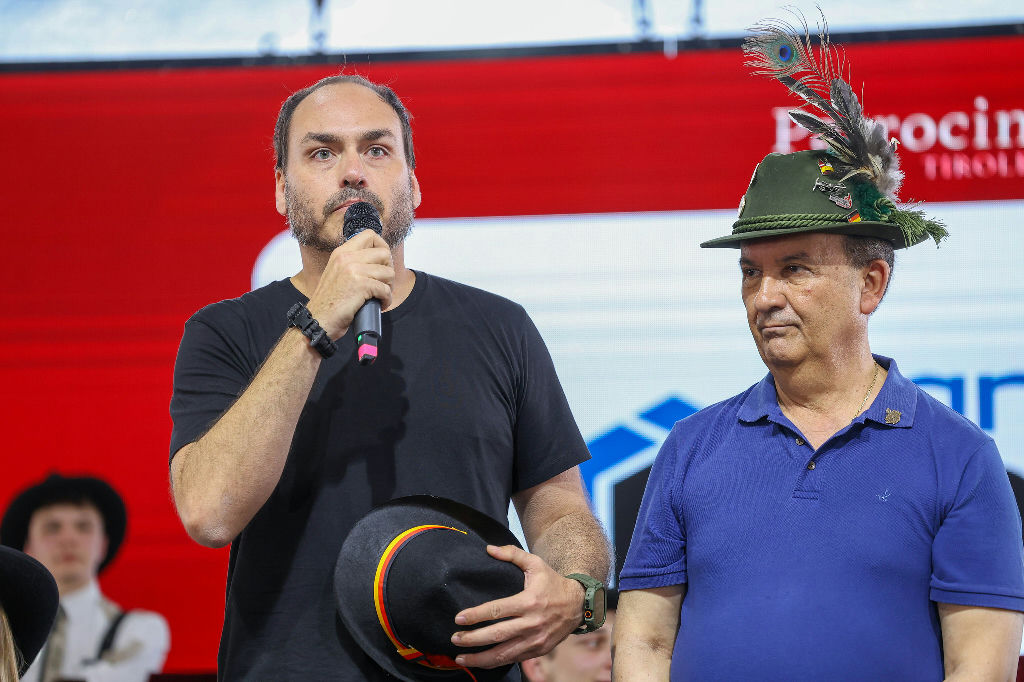 Candidatura de Carlos Bolsonaro ao Senado em Santa Catarina enfrenta desafio nas urnas