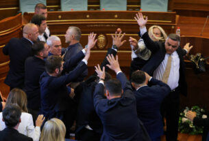 Caos no Parlamento de Kosovo: deputada atira ovos em primeiro-ministro interino em meio à crise política