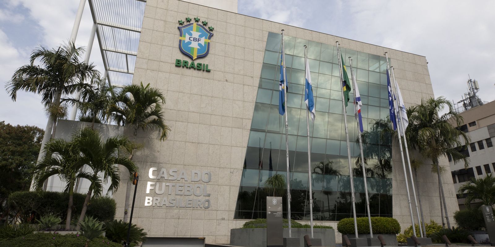 CBF implementa novas regras para aumentar tempo de bola rolando no futebol brasileiro