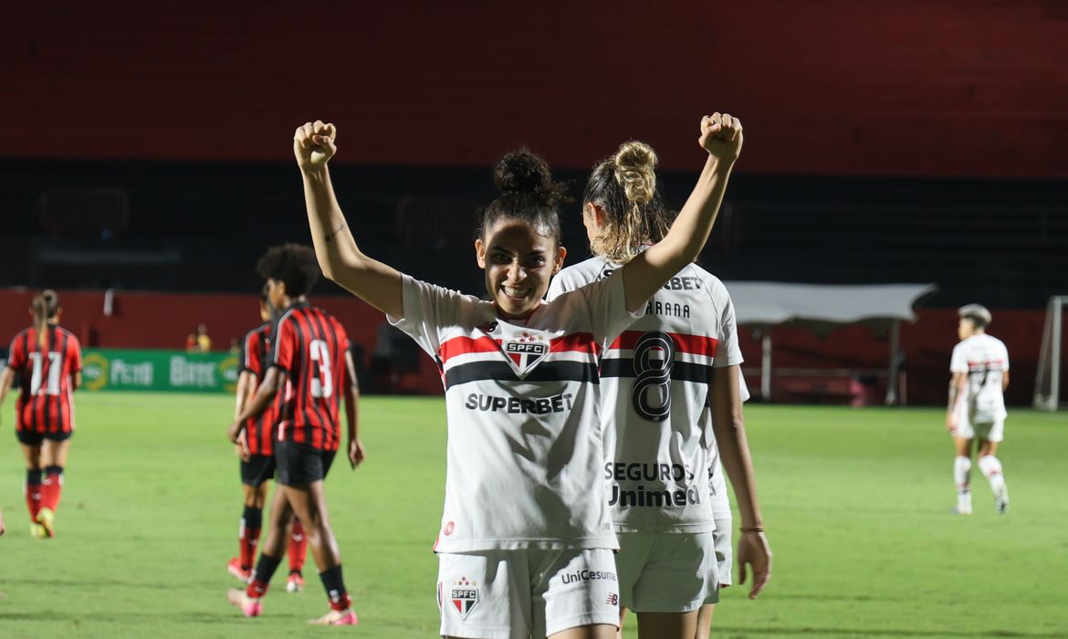 Com vitória expressiva, São Paulo assume ponta do Brasileirão Feminino