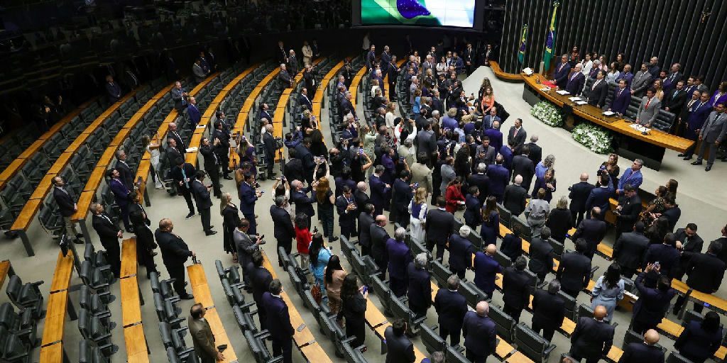 Congresso se prepara para votação crucial da "taxa das blusinhas" nesta segunda