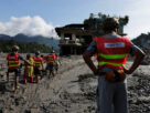 Corpos de vítimas de enchentes no Nepal são arrastados até a Índia, ampliando o drama humanitário