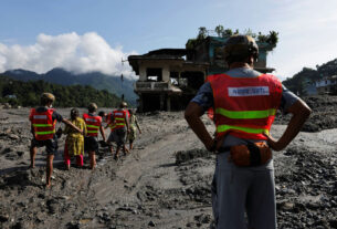 Corpos de vítimas de enchentes no Nepal são arrastados até a Índia, ampliando o drama humanitário