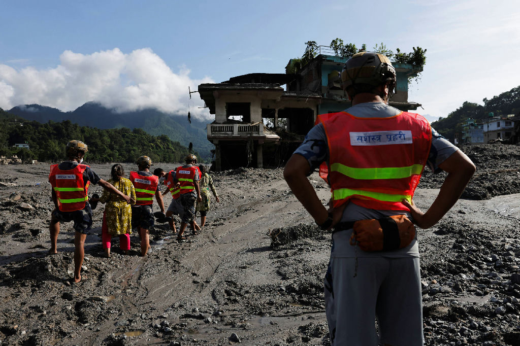 Corpos de vítimas de enchentes no Nepal são arrastados até a Índia, ampliando o drama humanitário