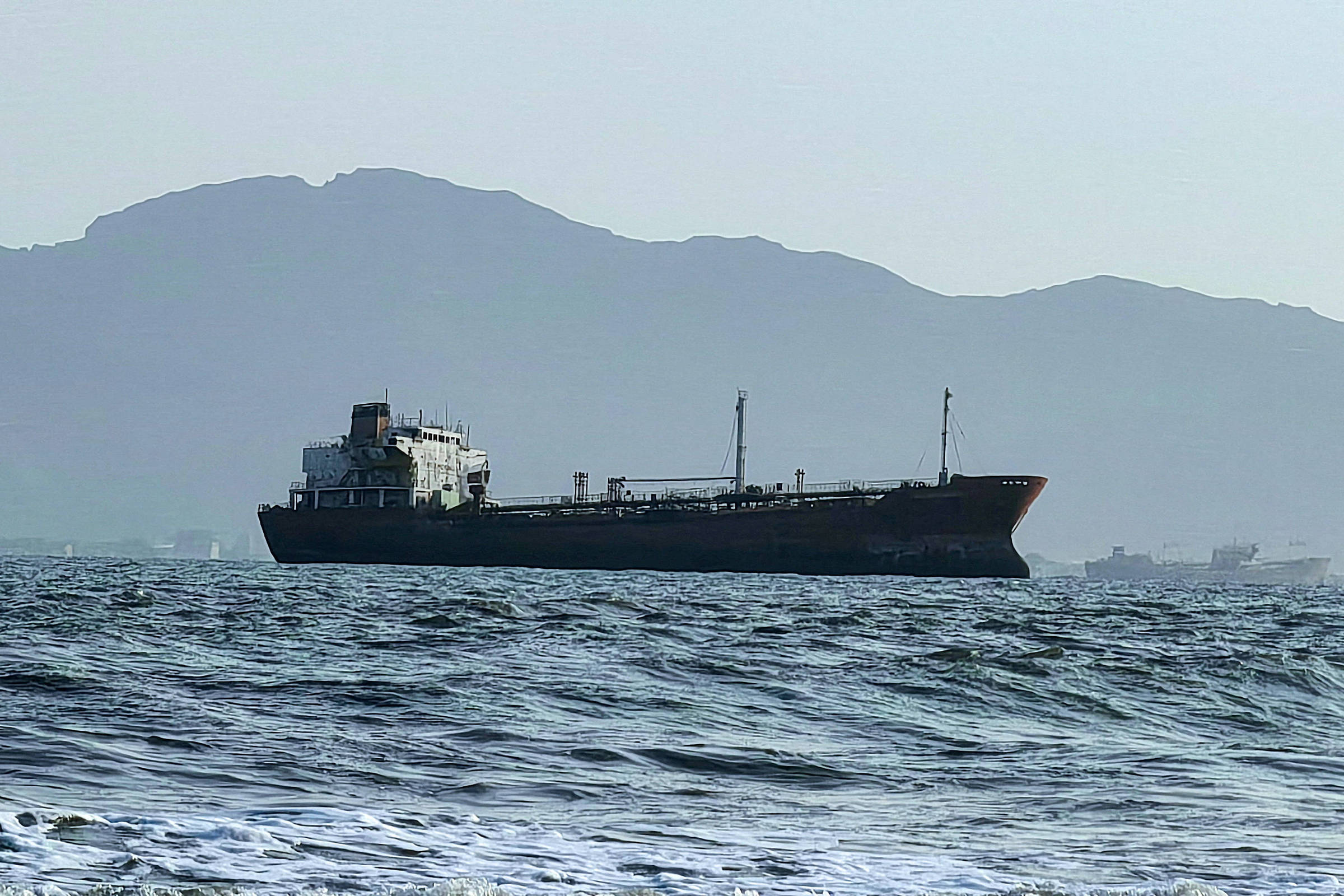 Crise no Golfo: Netanyahu reafirma veto nuclear ao Irã e houthis atacam refinaria saudita