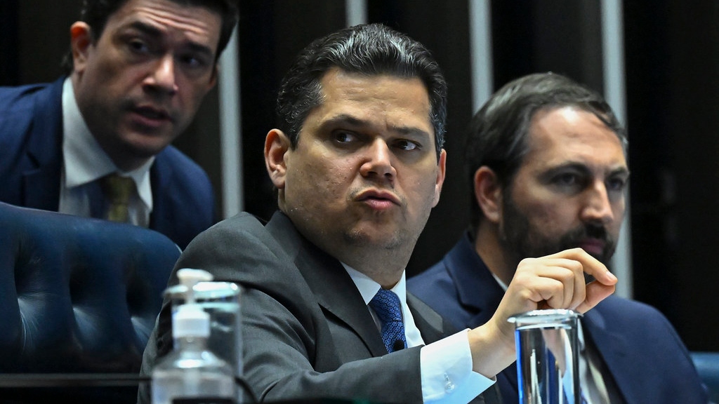 Davi Alcolumbre paralisa PEC da jornada 6x1 e acirra embate político com governo Lula