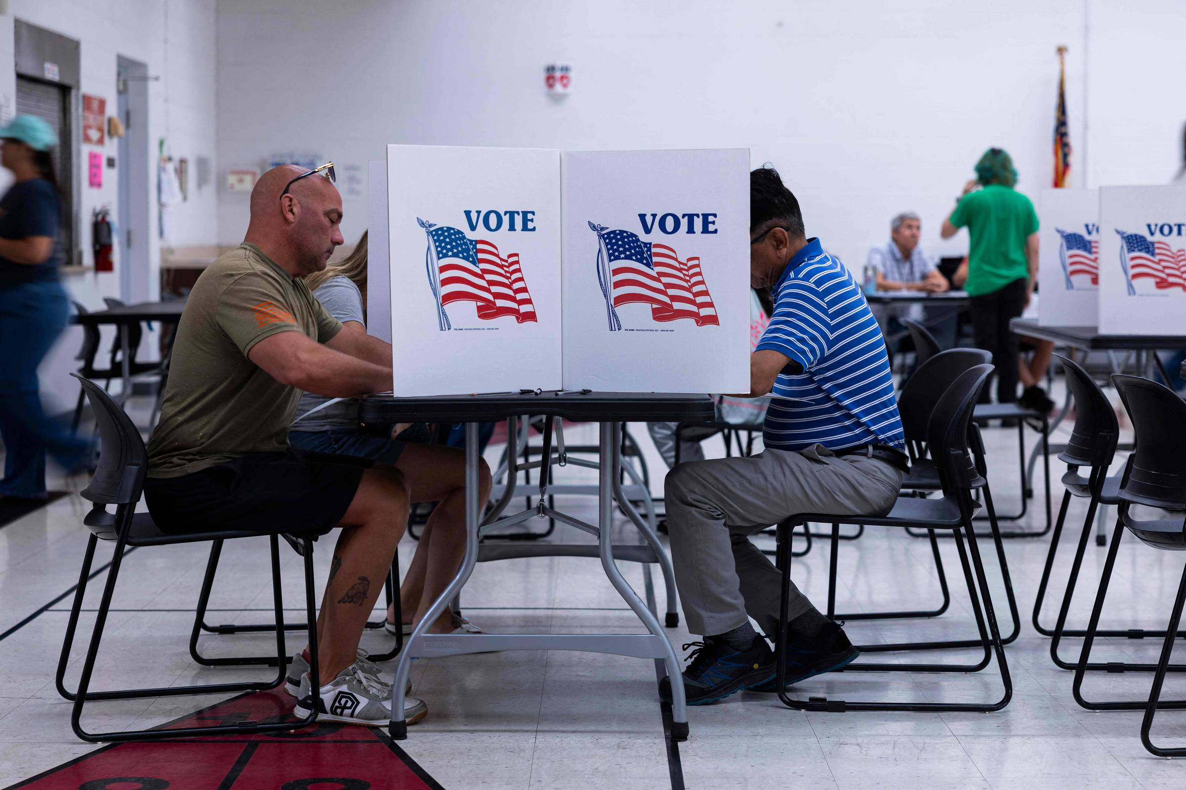 Decisão da Suprema Corte autoriza governo Trump a limitar voto por correio nas eleições de 2026
