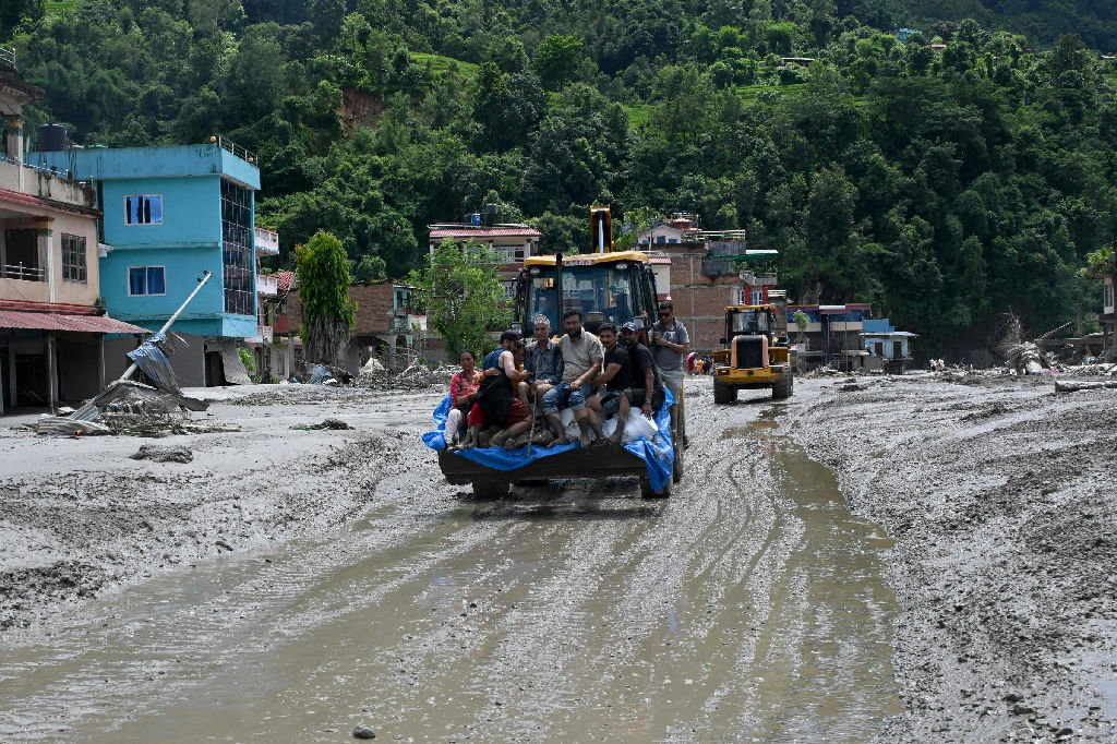 Desastre no Himalaia: avalanche e inundações deixam rastro de destruição na fronteira entre Nepal e Tibete