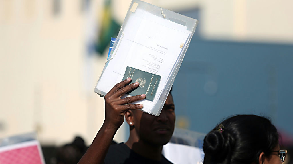 Desemprego no Brasil: taxa de julho é a menor em uma década, mas renda do trabalhador não avança