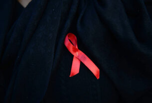 Diagnóstico tardio de HIV é mais frequente em heterossexuais casados, aponta estudo