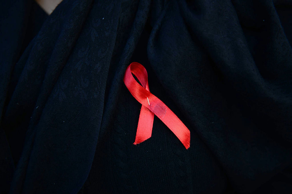 Diagnóstico tardio de HIV é mais frequente em heterossexuais casados, aponta estudo