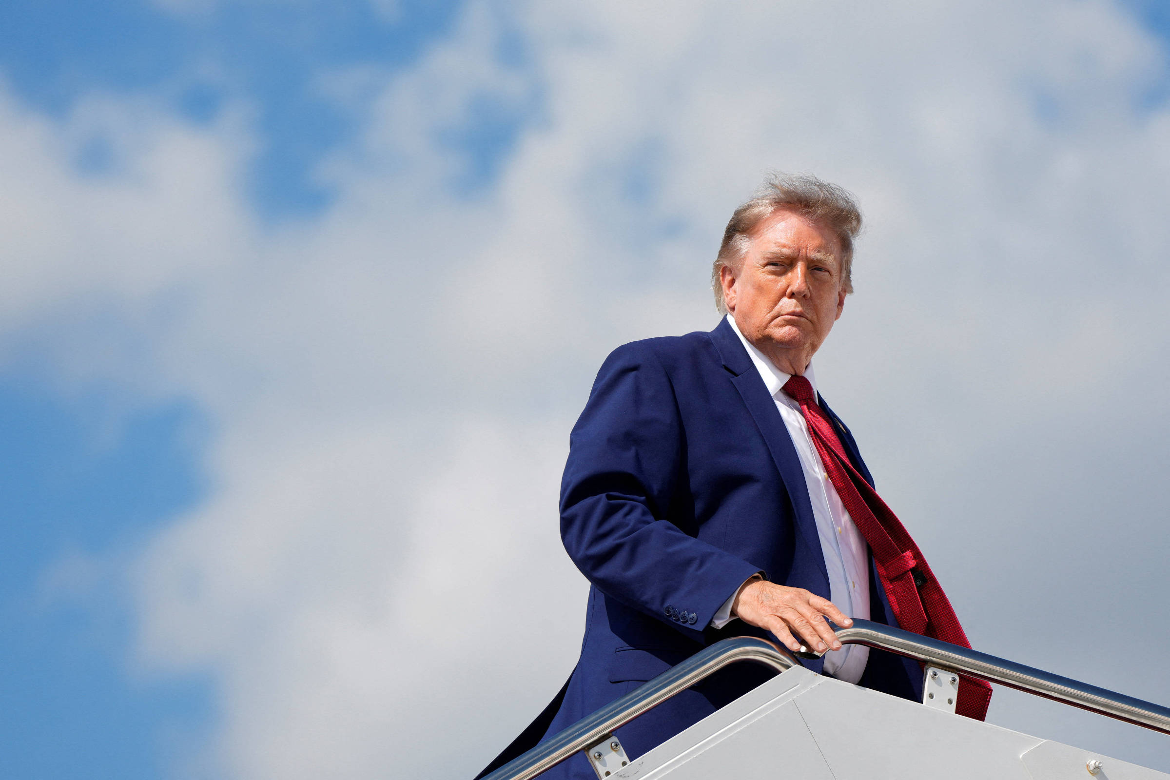 Donald Trump enfrenta índices de aprovação recorde de baixa em meio a desafios políticos
