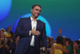 Em João Pessoa, Flávio Bolsonaro defende Bolsa Família e acena ao Nordeste no mesmo dia de convenção de Lula