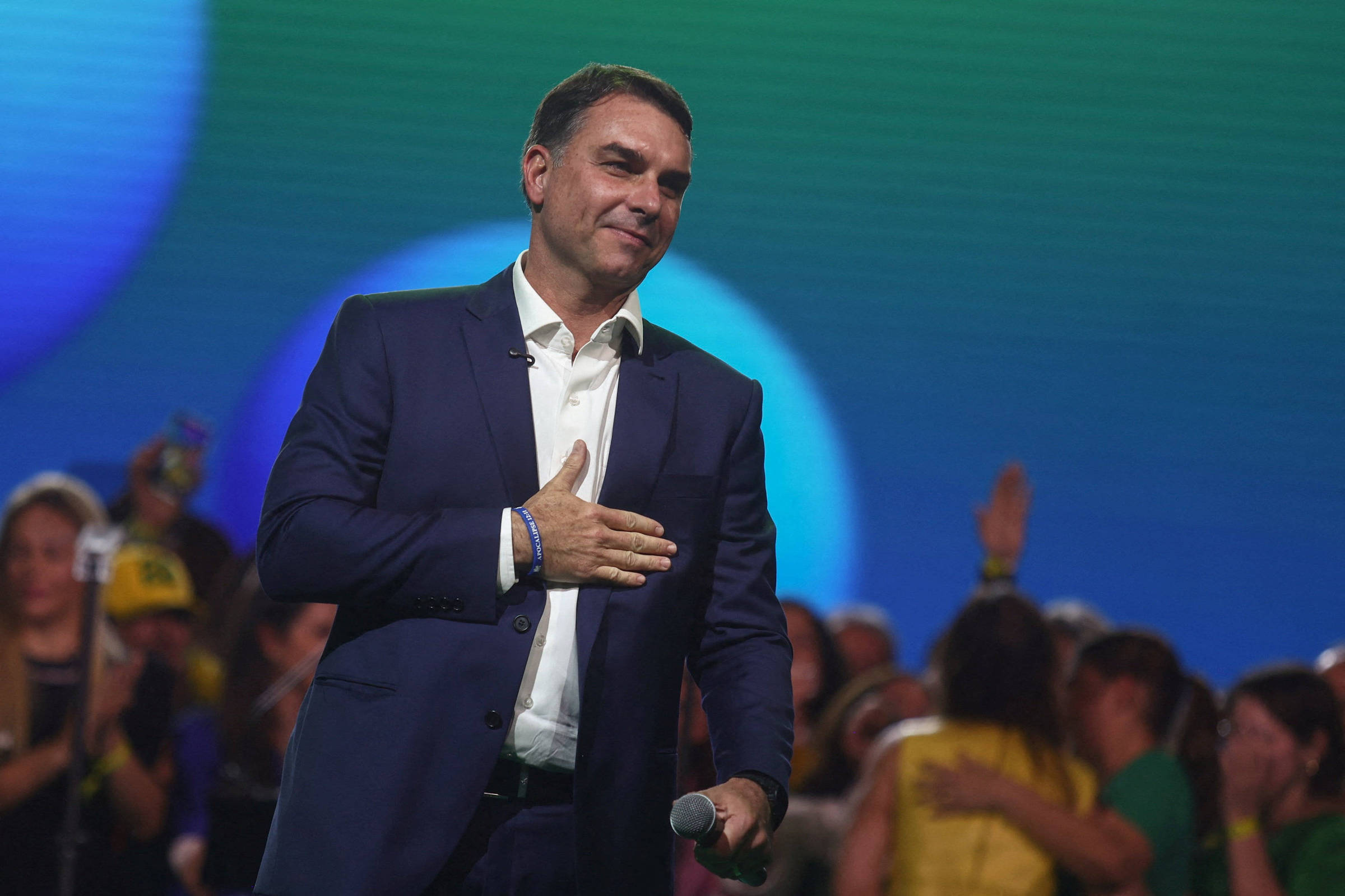 Em João Pessoa, Flávio Bolsonaro defende Bolsa Família e acena ao Nordeste no mesmo dia de convenção de Lula