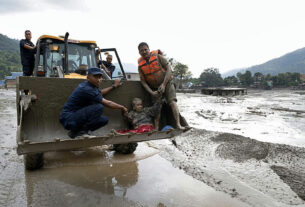 Enchente repentina no Nepal deixa mortos e centenas de desaparecidos após terremoto