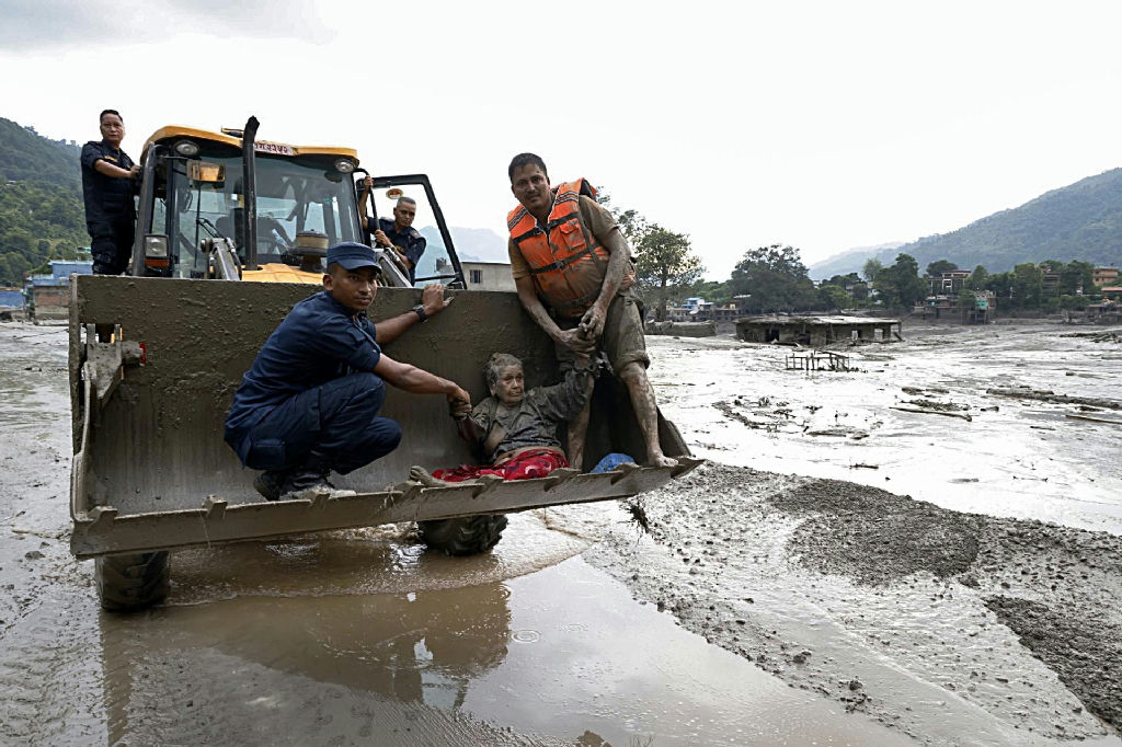 Enchente repentina no Nepal deixa mortos e centenas de desaparecidos após terremoto