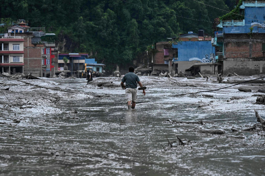 Enxurrada devastadora no Nepal deixa centenas de desaparecidos e rastro de destruição