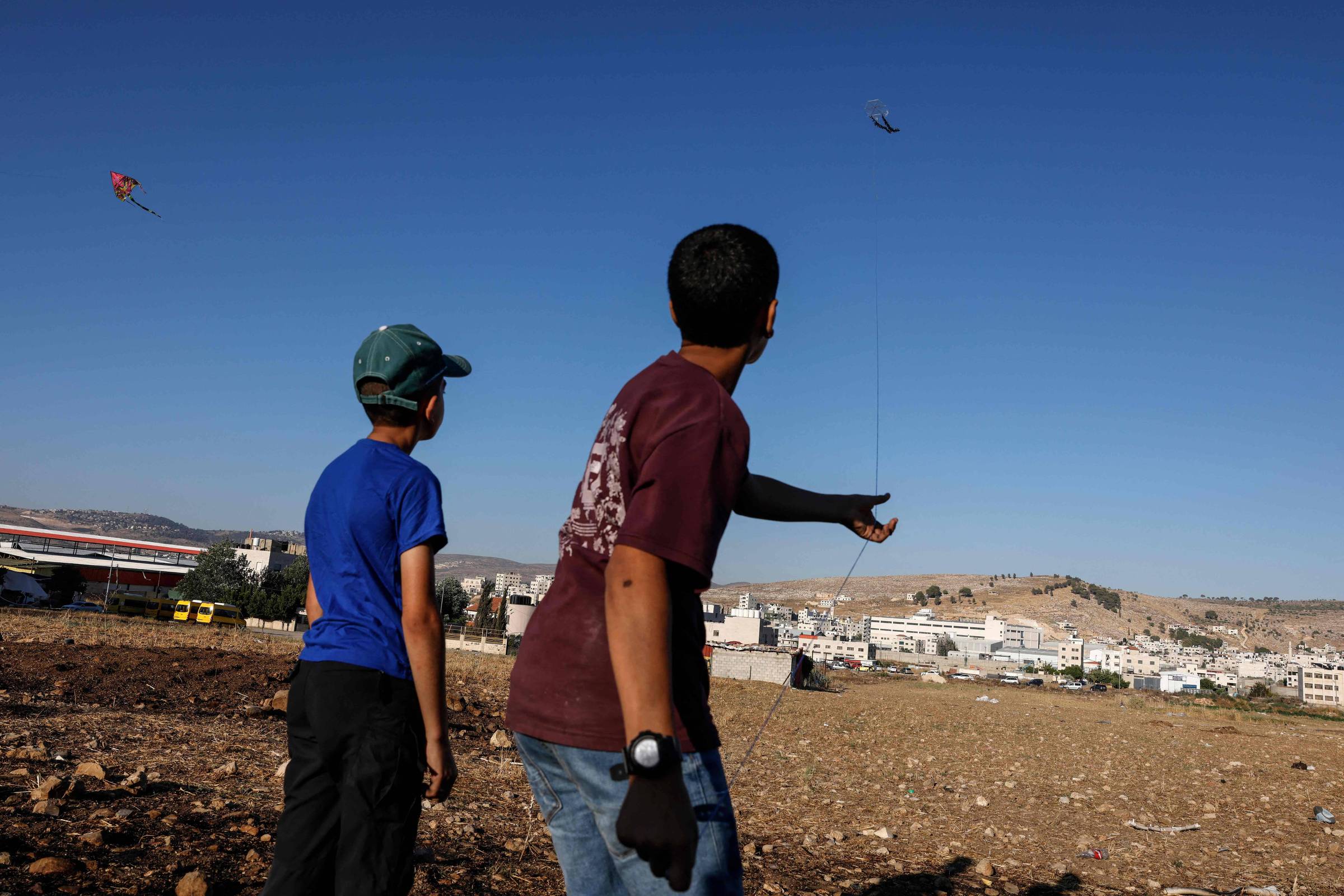 Escalada em Gaza: Israel bombardeia território palestino após lançamento de pipas e balões