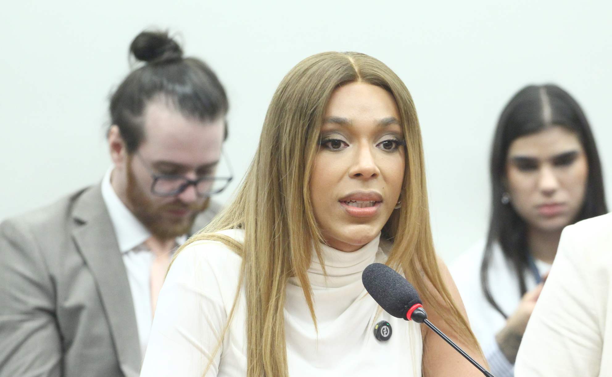 Ex-assessor do PSOL vê Erika Hilton como péssima parlamentar e brilhante influencer