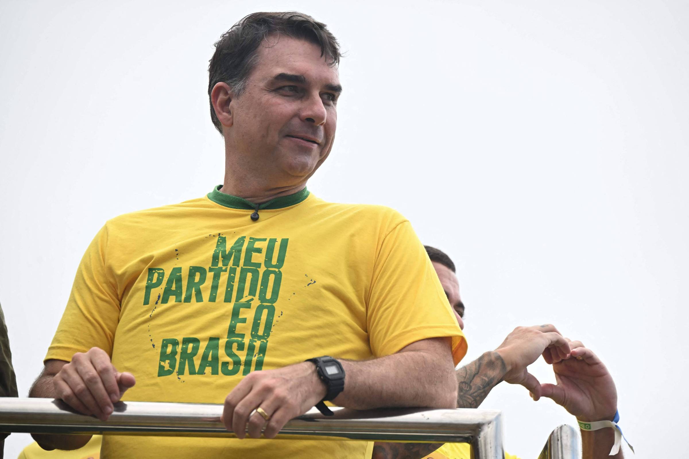 Flávio Bolsonaro abandona postura moderada e adota linha dura contra o crime no Rio