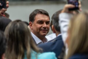 Flávio Bolsonaro afirma que prestação de contas de filme sobre pai foi realizada