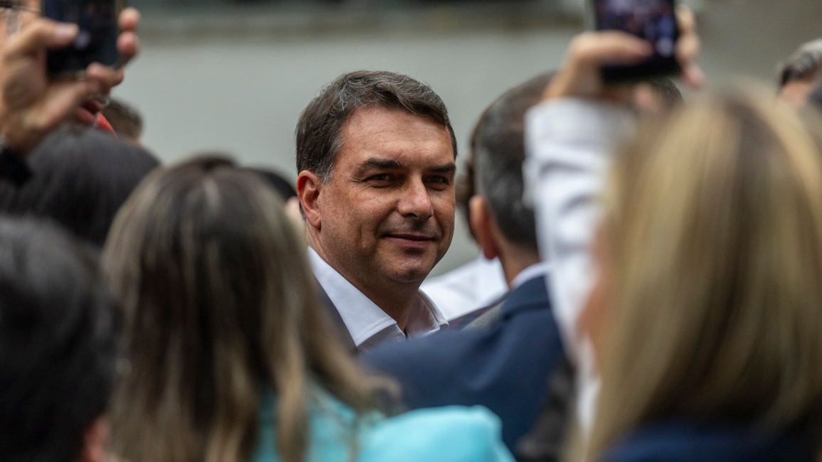 Flávio Bolsonaro afirma que prestação de contas de filme sobre pai foi realizada