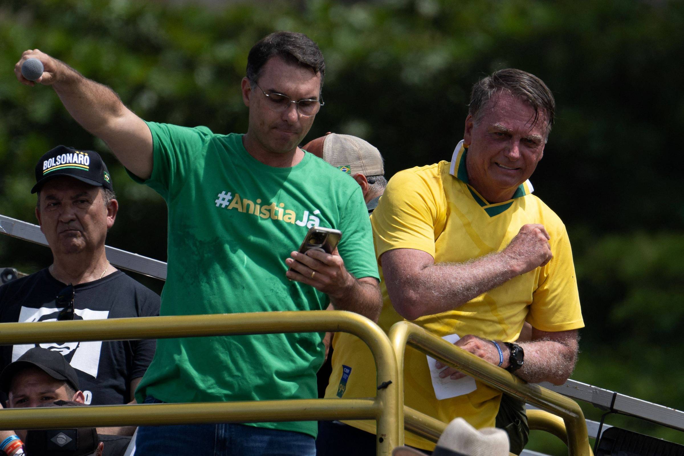 Flávio Bolsonaro propõe realocar universidades federais para o Ministério da Ciência e Tecnologia