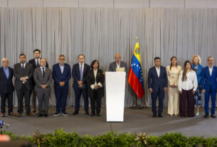Governo e oposição na Venezuela pactuam reforma do Supremo para transição democrática