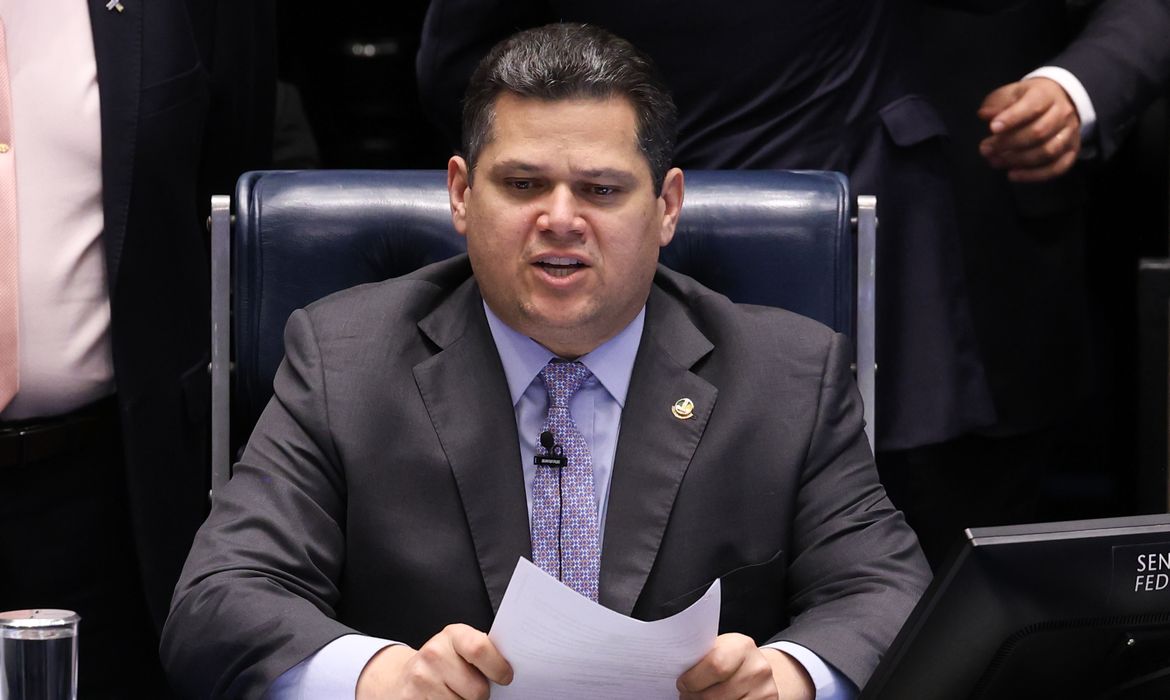 Governo pressiona Alcolumbre para instalar comissão da MP das Blusinhas e evitar caducidade