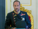 Haakon 8º ascende ao trono da Noruega após falecimento do rei Harald 5º